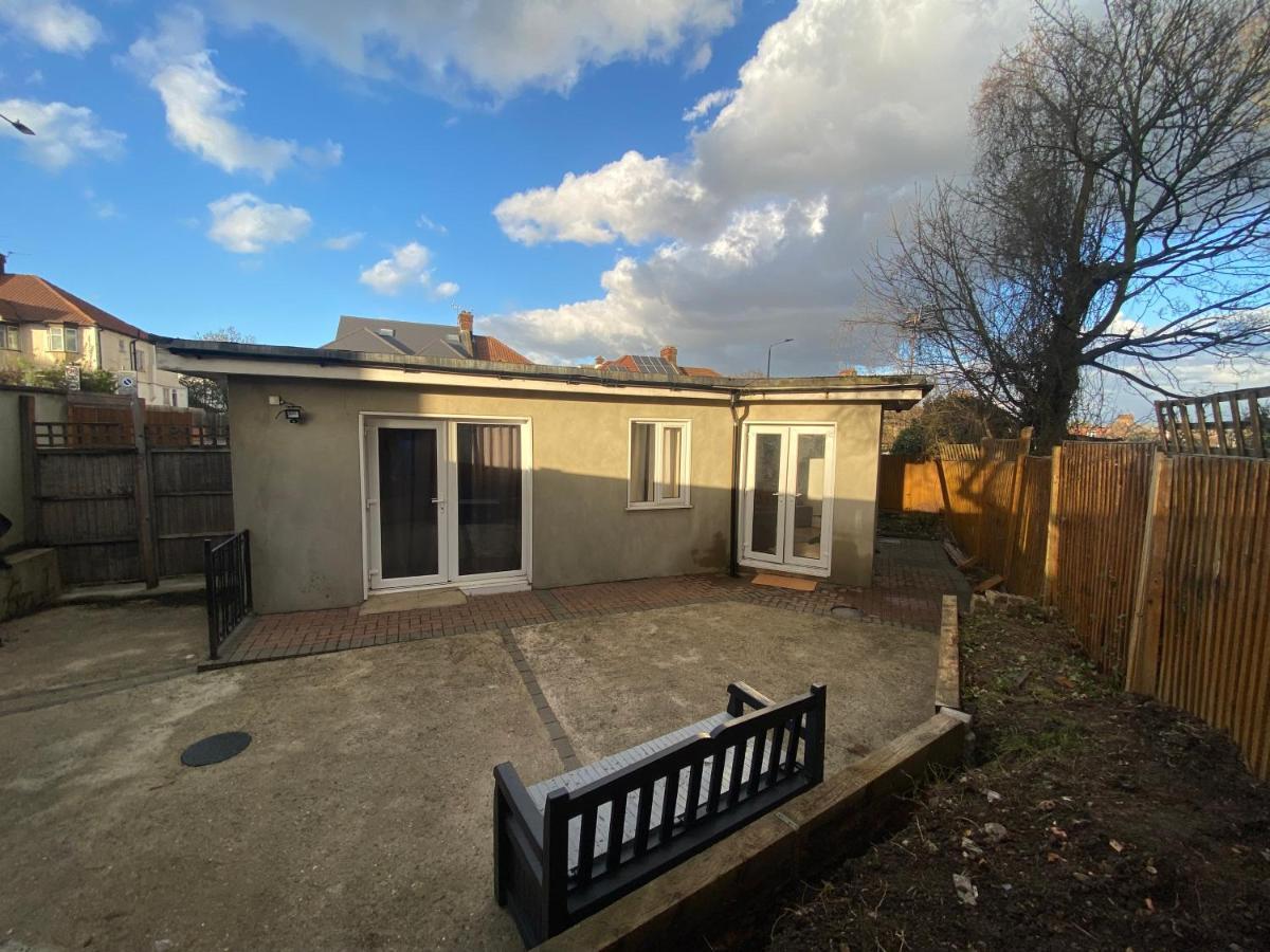 Private House With Free Park For Group Near Wembley Station Villa ลอนดอน ภายนอก รูปภาพ